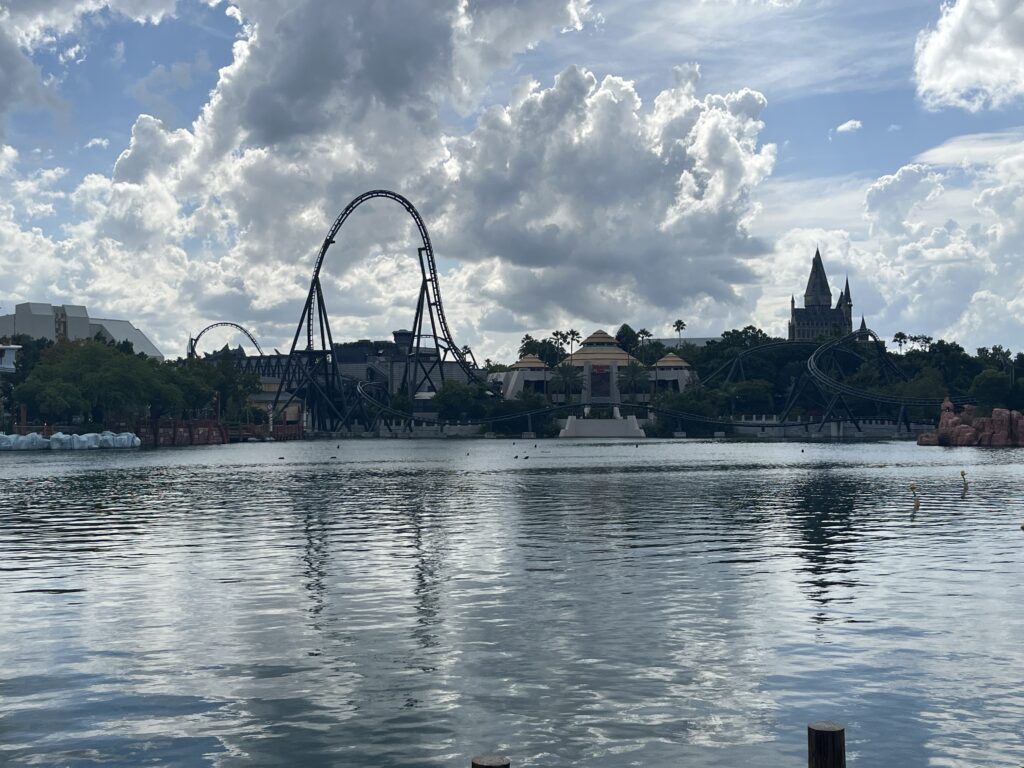 Fotografía panorámica del parque Islands of Adventure en Orlando. Se alcanza a ver una de las atracciones más intensas de Universal Orlando Resort: Velocicoaster
