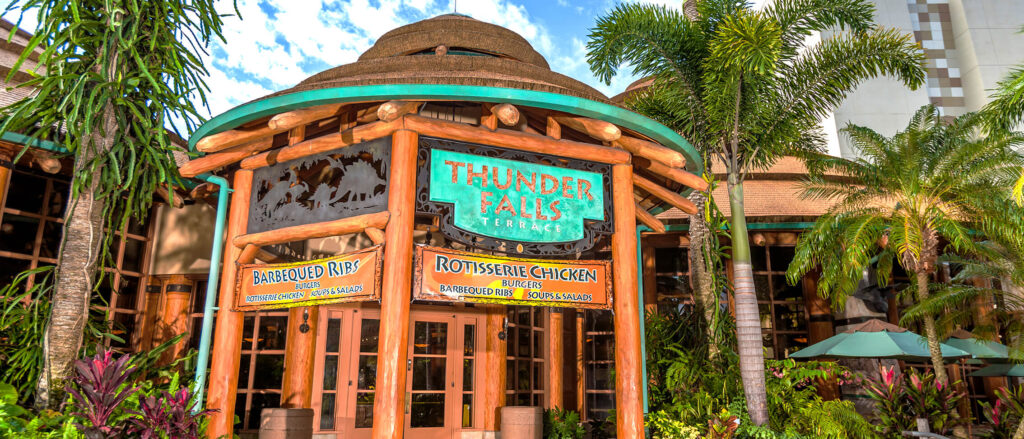 Exterior del restaurante Thunder Falls, donde puedes probar comida de películas en Universal inspirada en Jurassic Park