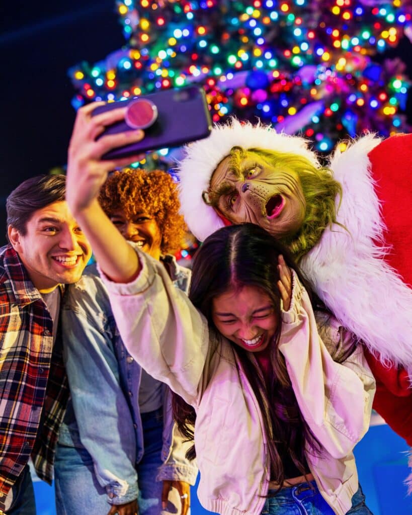 Uno de los más grandes iconos de la Navidad en Universal Studios Hollywood es el Grinch. Estará de vuelta este año y no te lo puedes perder