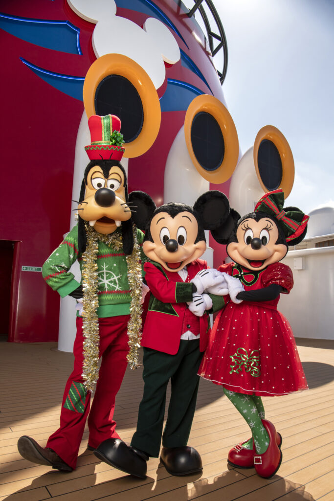 Mickey y Minnie con sus atuendos de temporada celebrando Navidad en un crucero Disney