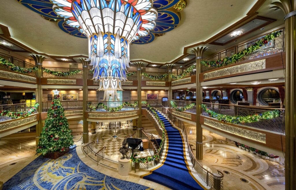Decoraciones, árbol con luces en el Atrio, así es la navidad en un crucero Disney
