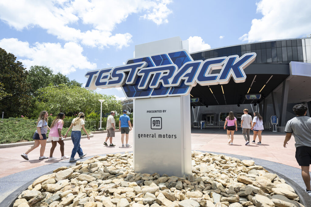 Atracciones al aire libre, como Test Track, cierran en Disney cuando llueve fuerte o hay tormentas eléctricas