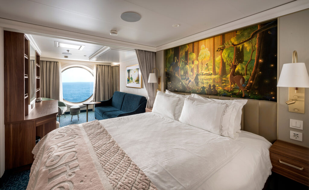 Además de elegir camarotes para familias en los barcos Disney, considera la ubicación. Foto del interior de un camarote Oceanview del Disney Wish