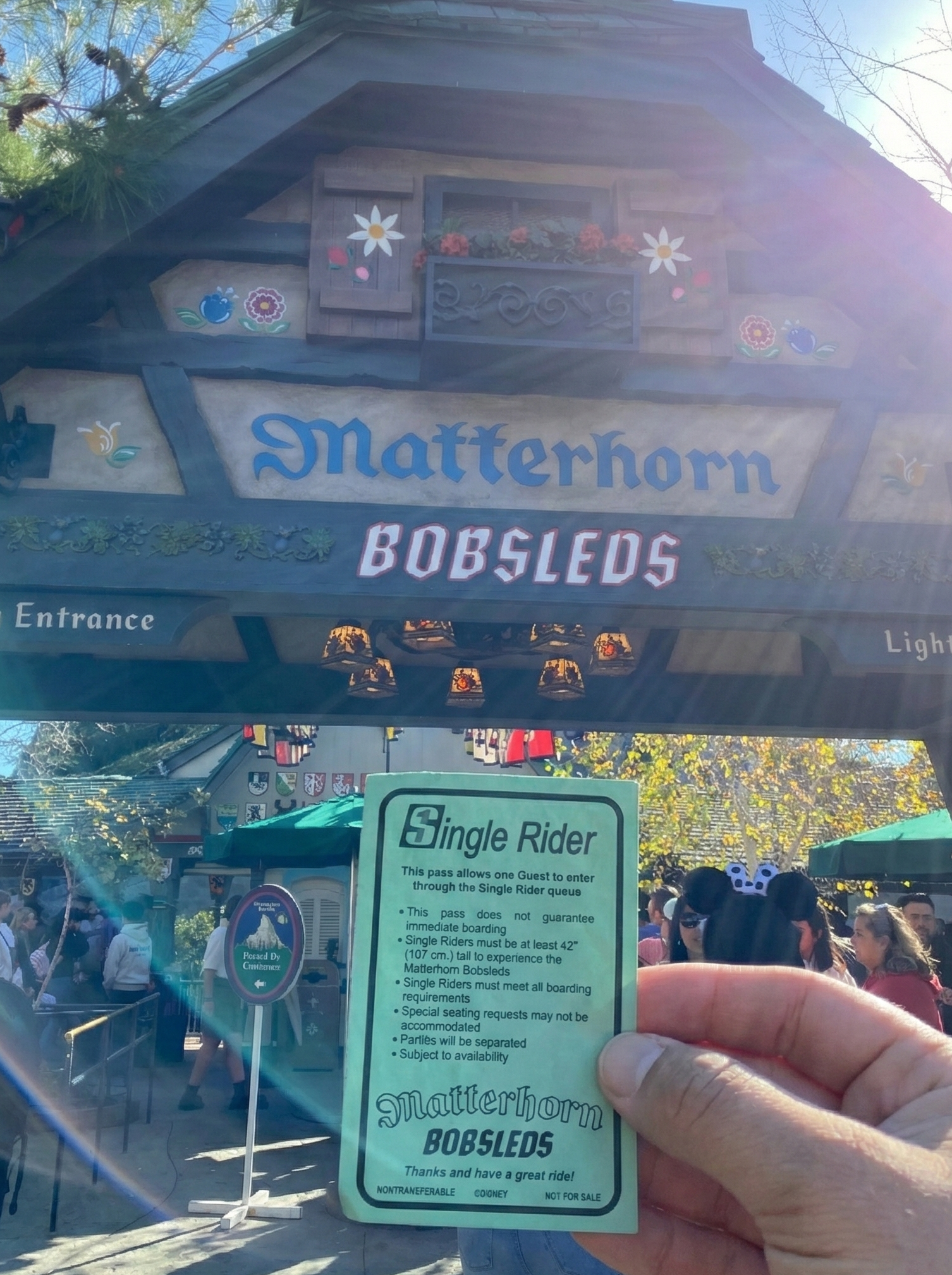 Ticket de Single Rider en la entrada de la atracción de Disneyland Matterhorn Bobsleds