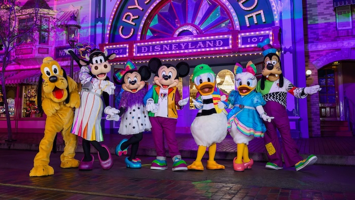 Personajes Disney con atuendos especiales del evento Disneyland After Dark 2026 - Pride Nite