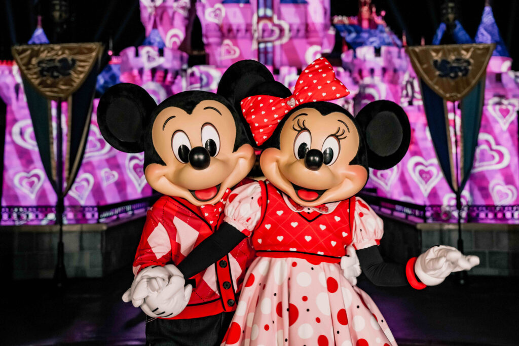 Mickey y Minnie con sus outfits temáticos de Disneyland After Dark 2026 - Sweethearts’ Nite