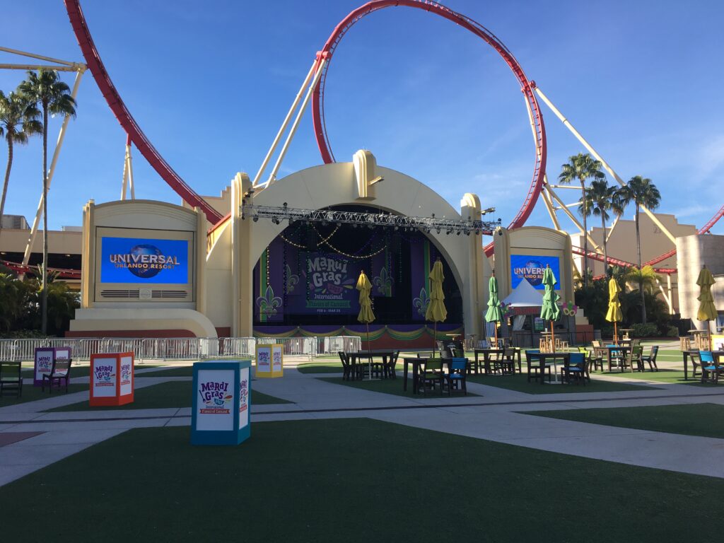 Music Plaza en Universal Studios Florida, escenario de conciertos durante la celebración del Mardi Gras en Universal Orlando 2026