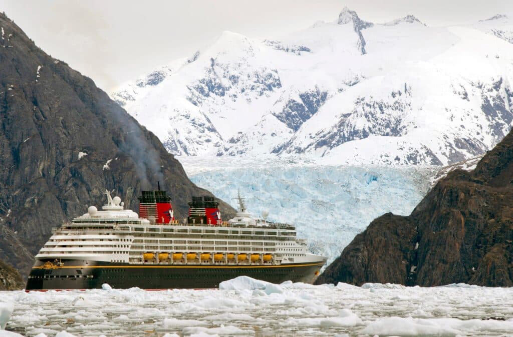 Uno de los itinerarios extraordinarios de Disney Cruise Line que se ha popularizado es por Alaska. Navegar entre glaciares y montañas nevadas no tiene comparación