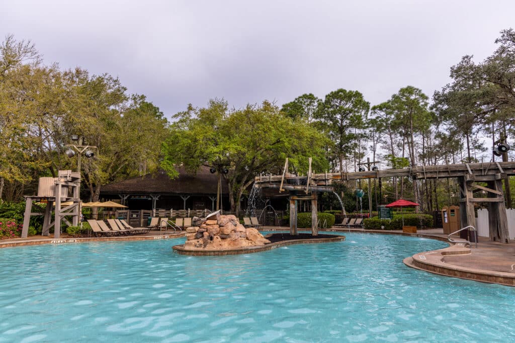 Las albercas de hoteles son una gran idea que hacer en Disney World fuera de los parques