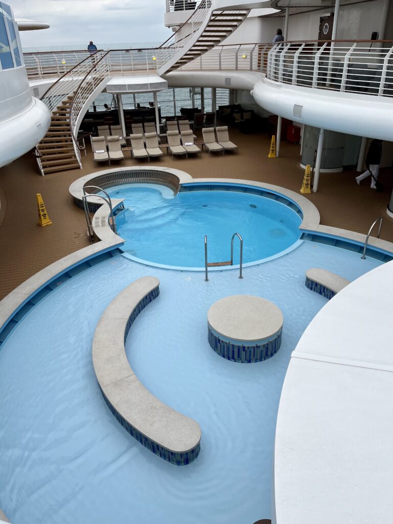 Palabras que debes conocer en tu primer crucero Disney: Forward, Midship y After para ubicar cualquier lugar dentro del barco