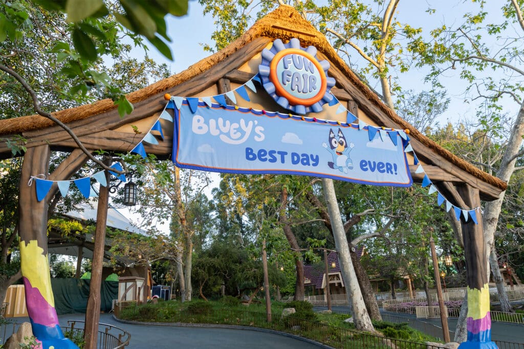Entrada al Bluey's Best Day Ever en Disneyland, disponible en Fantasyland Theather en Disneyland Park.