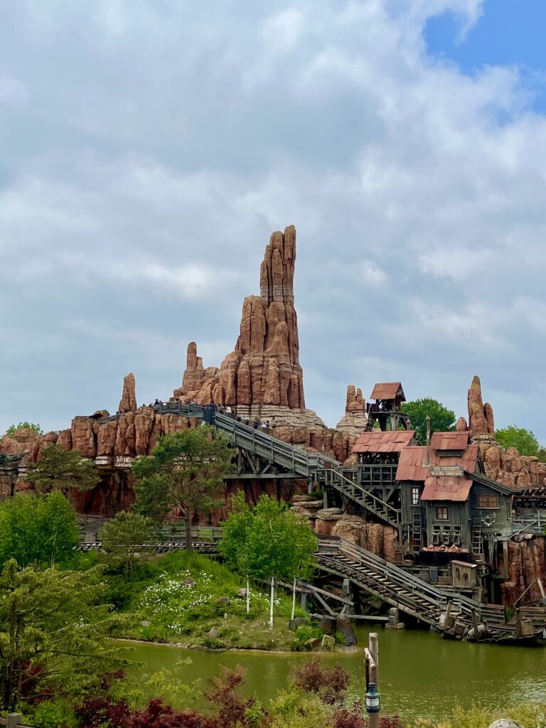 Consejos para visitar Disneyland Paris: a pesar de ser un destino más pequeño que Walt Disney World, la planeación es clave para disfrutar al máximo