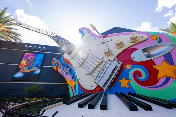 Nueva fachada de Rock ‘n’ Roller Coaster Starring The Muppets: guitarra colorida y psicodélica
