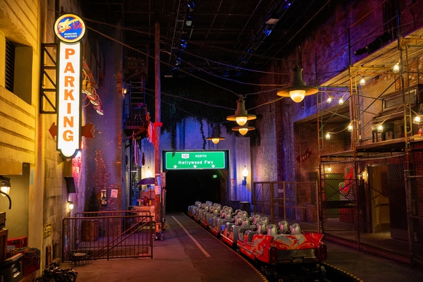 Interior del inicio de la montaña rusa Rock ‘n’ Roller Coaster Starring The Muppets