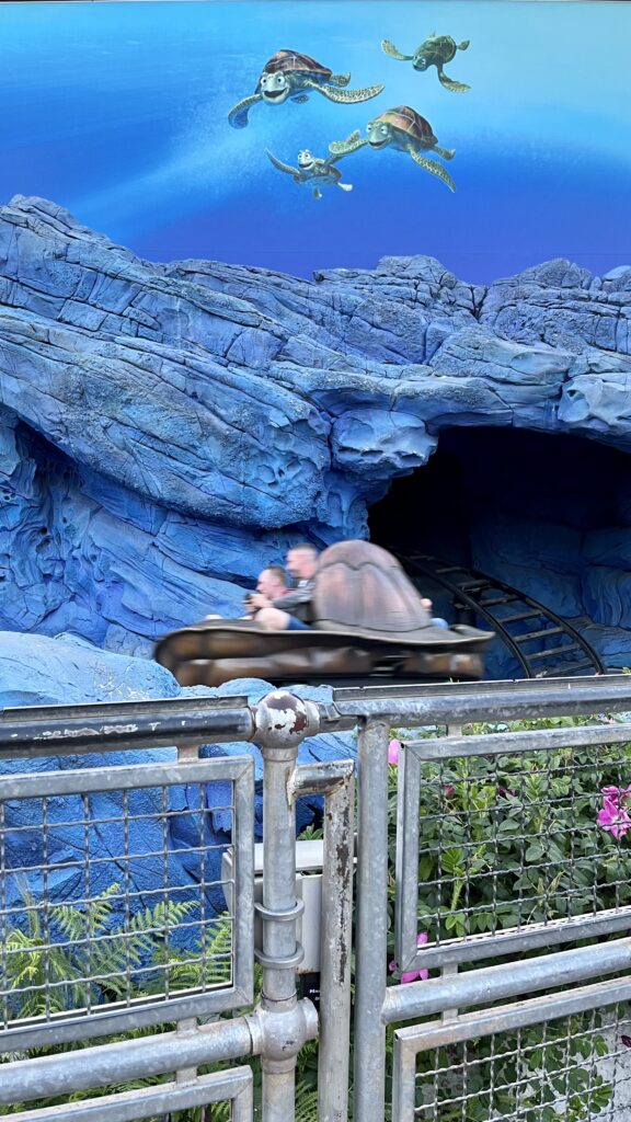 Crush's Coaster es un distintivo en Disneyland Paris. Una de las atracciones de Disneyland Paris que hace que el resort destaque de los de USA