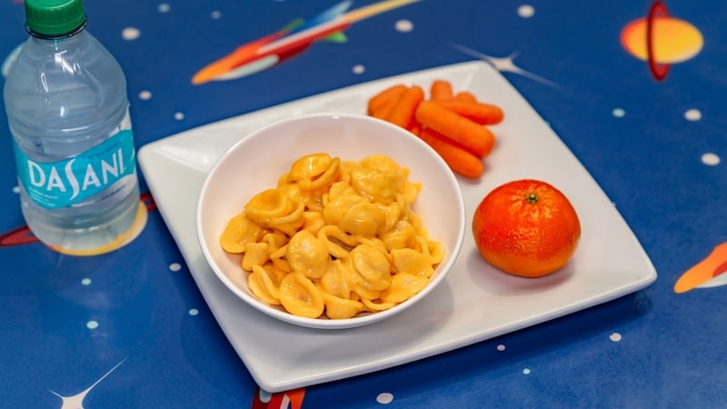 Kids Meals en Disneyland Resort: plato fuerte, acompañamientos saludables y bebida