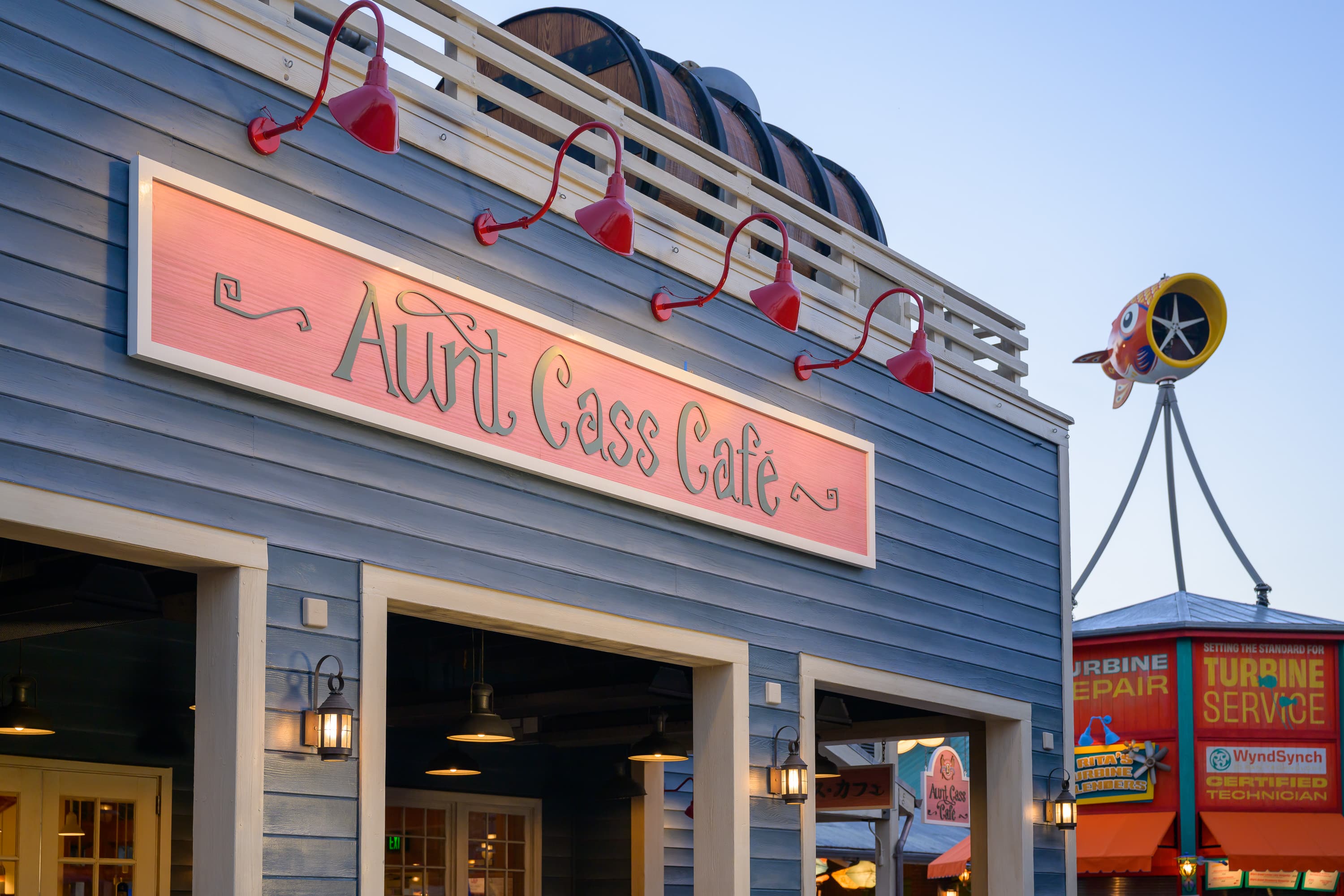 En San Fransokyo encontrarás Aunt Cass Café, uno de los restaurantes con opciones de Kids Meals en Disneyland